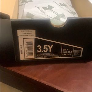 Youth UNDER ARMOR soccer ⚽️ cleats!!!